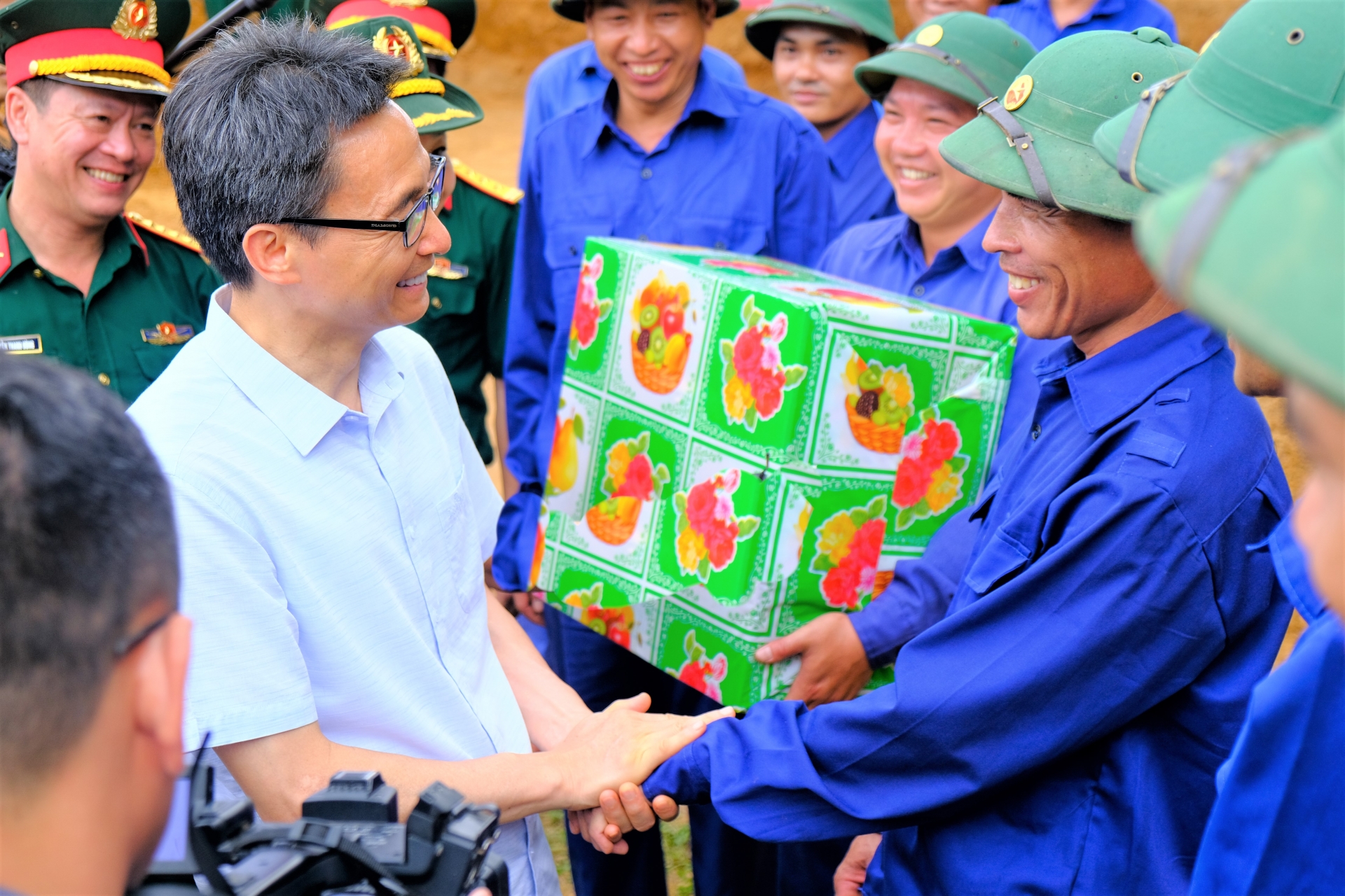 Phó Thủ tướng Vũ Đức Đam thăm hỏi lực lượng tìm kiếm hài cốt liệt sĩ tại Quảng Trị