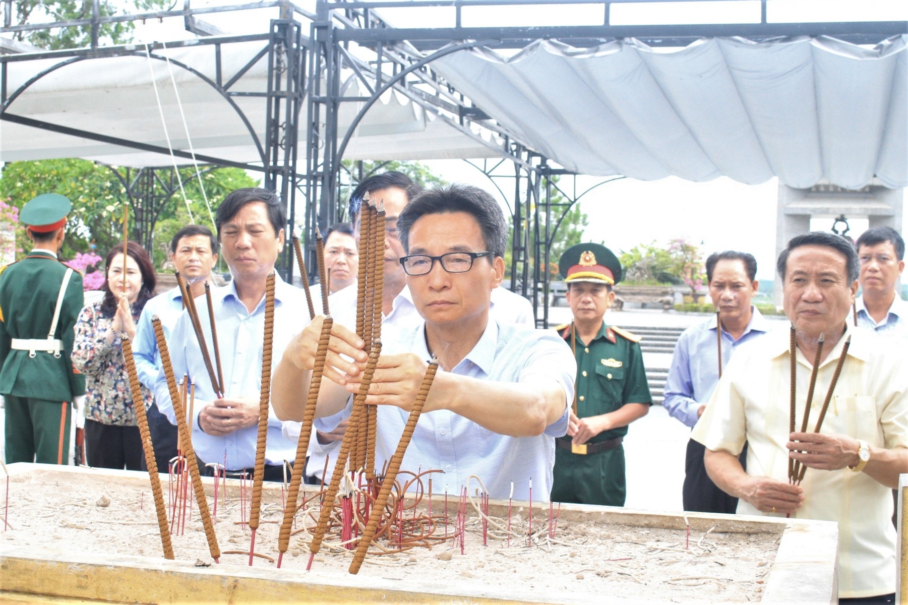 Phó Thủ tướng Vũ Đức Đam thăm hỏi lực lượng tìm kiếm hài cốt liệt sĩ tại Quảng Trị