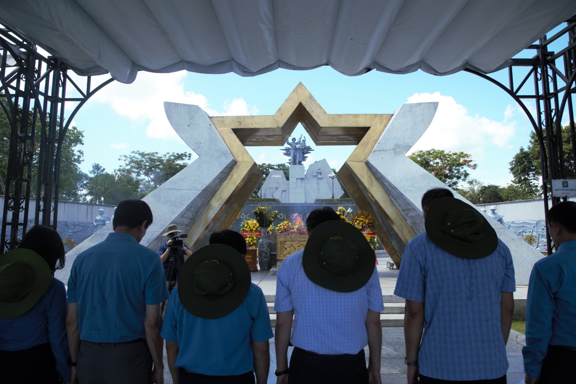 Đoàn công tác Tổng LĐLĐ Việt Nam tri ân các anh hùng liệt sĩ tại Quảng Trị