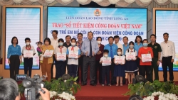 Công đoàn Long An trao học bổng cho con công nhân nghèo vượt khó