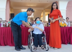 Tạp chí Lao động và Công đoàn trao hỗ trợ 10 triệu đồng cho học sinh khuyết tật ở Bình Phước