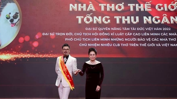 “Nhà thơ thế giới” và giải Nobel văn học