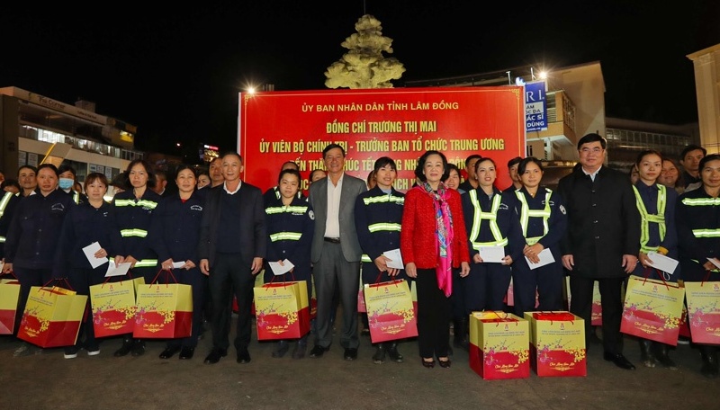 Trưởng Ban Tổ chức Trung ương tặng quà công nhân lao động ở Lâm Đồng vào đêm giao thừa
