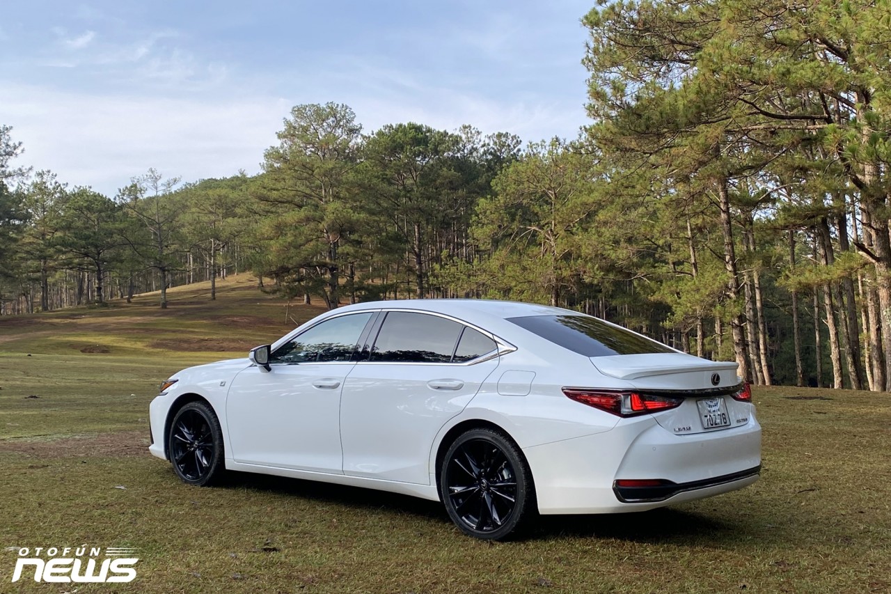 Đánh giá nhanh Lexus ES250 F-Sport