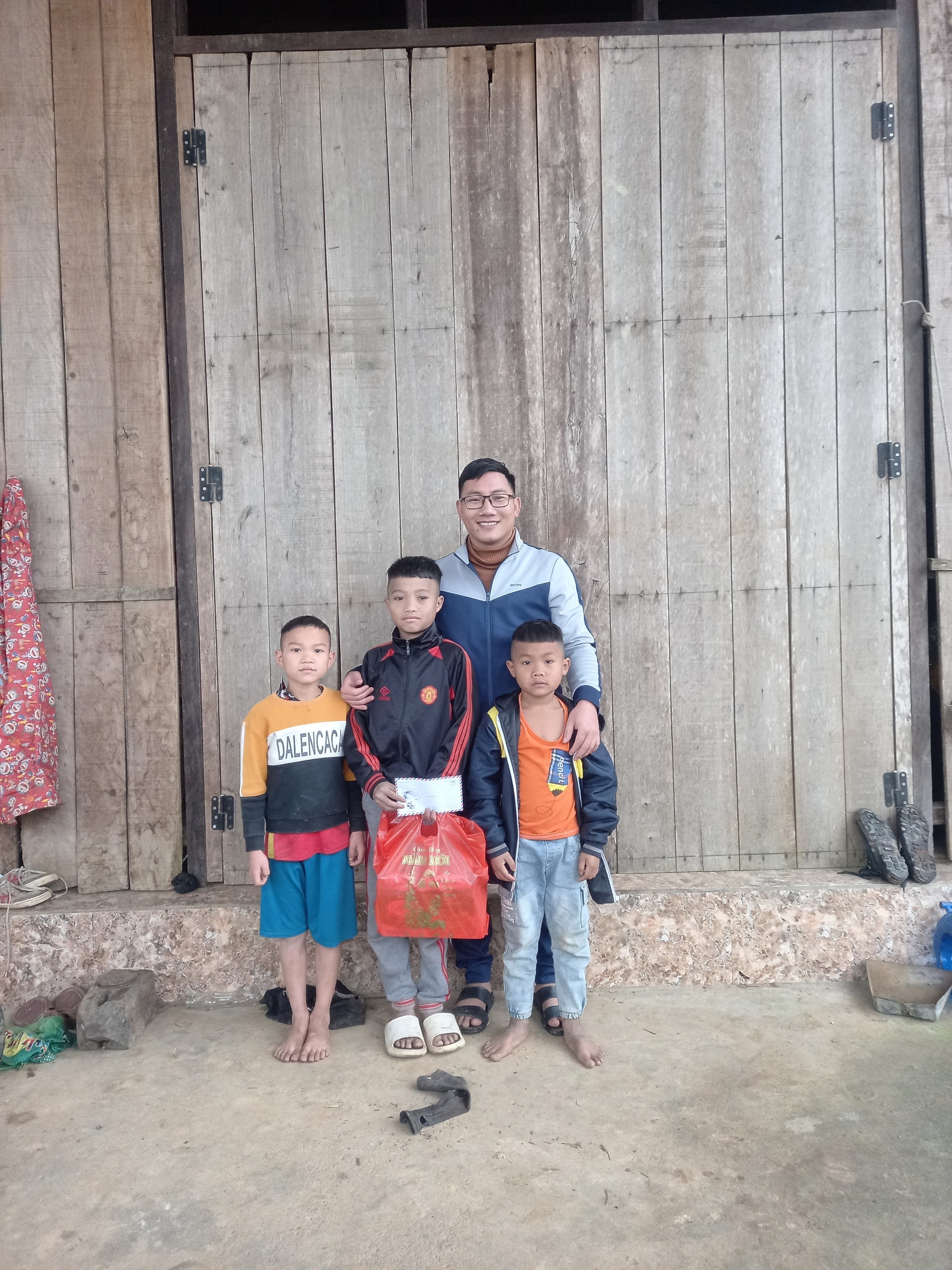 Thầy giáo Trần Mạnh Hùng: Hành trình đem con chữ lên vùng cao biên giới