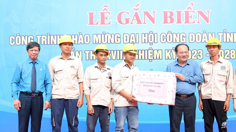 Gắn biển công trình tiêu biểu chào mừng đại hội công đoàn các cấp