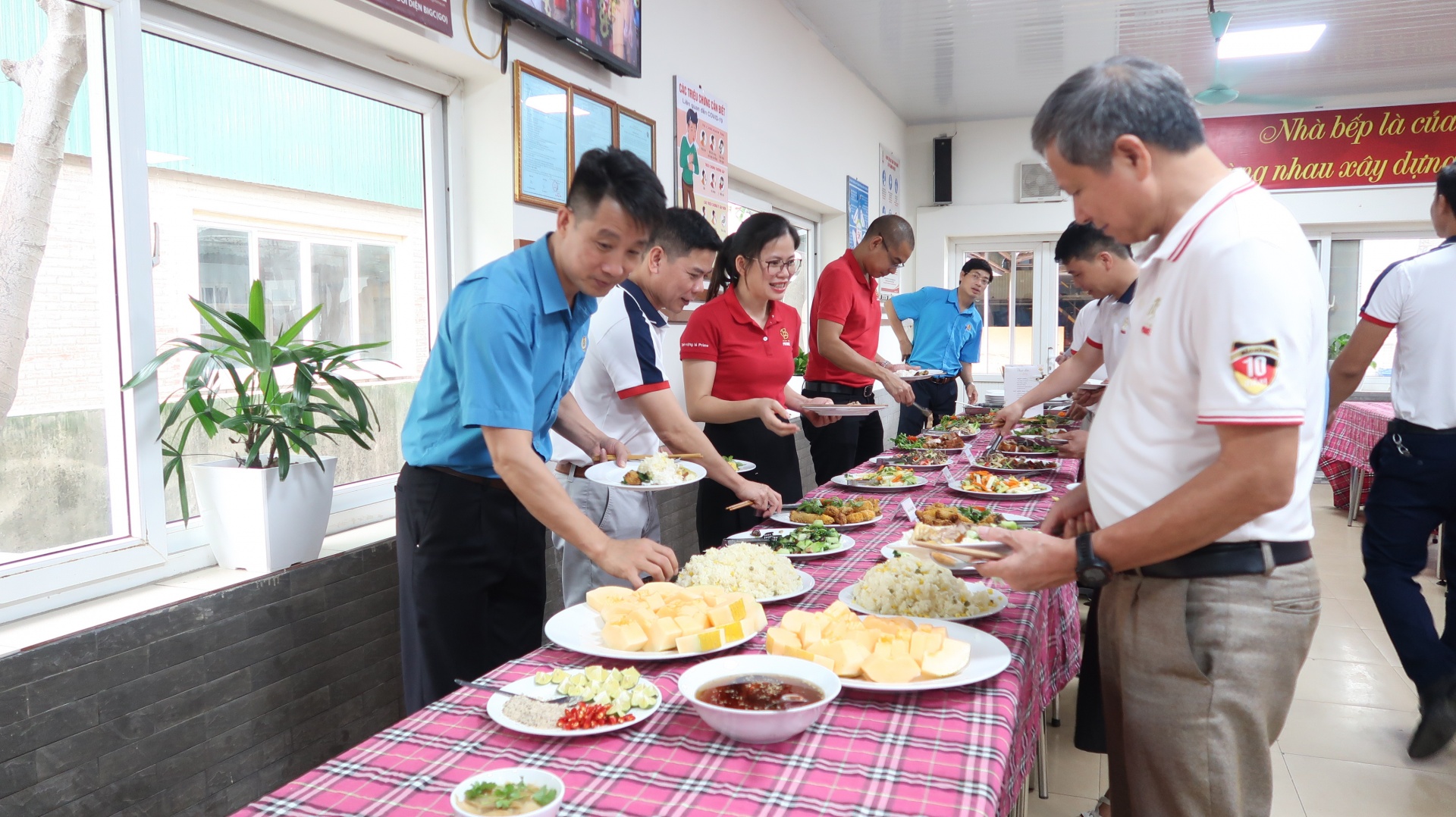 "Bữa cơm công đoàn" tại Công ty Cổ phần Prime Vĩnh Phúc: Tiệc buffe cho người lao động