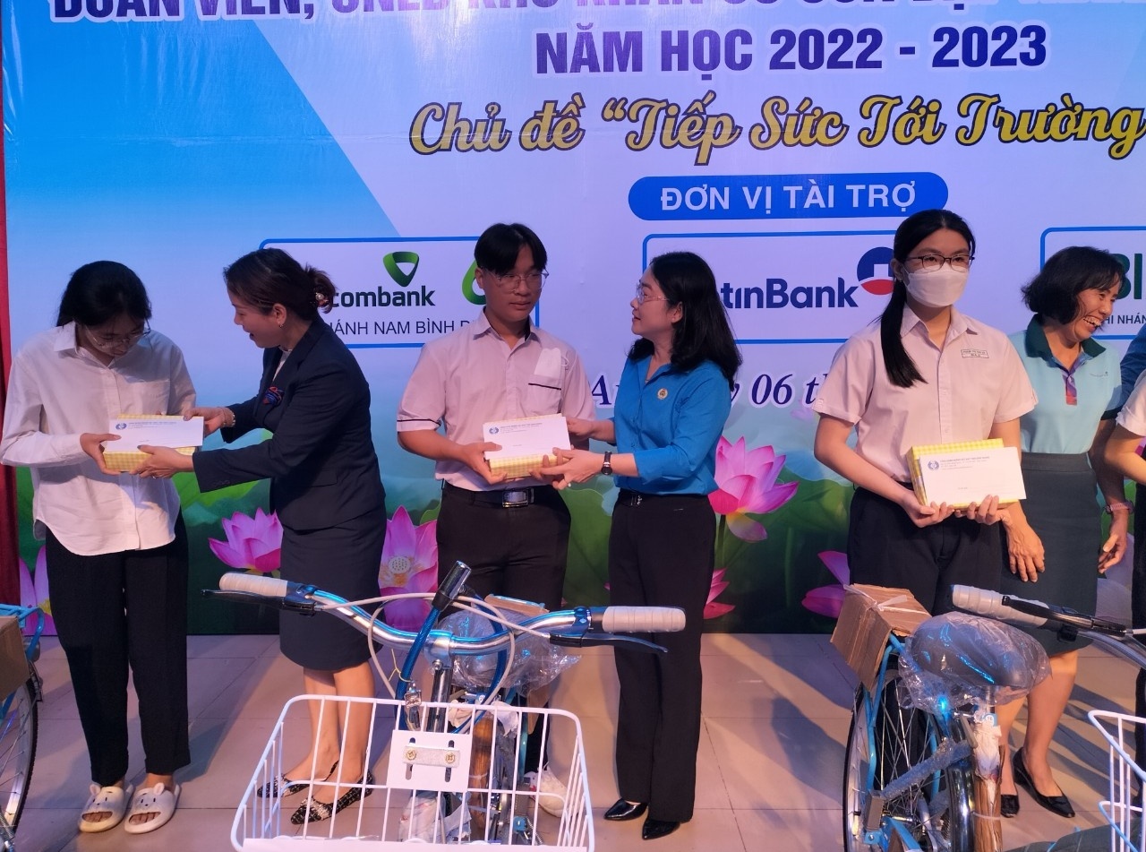 Công đoàn Bình Dương tiếp tục nhiều hoạt động chăm lo cho con công nhân đến trường