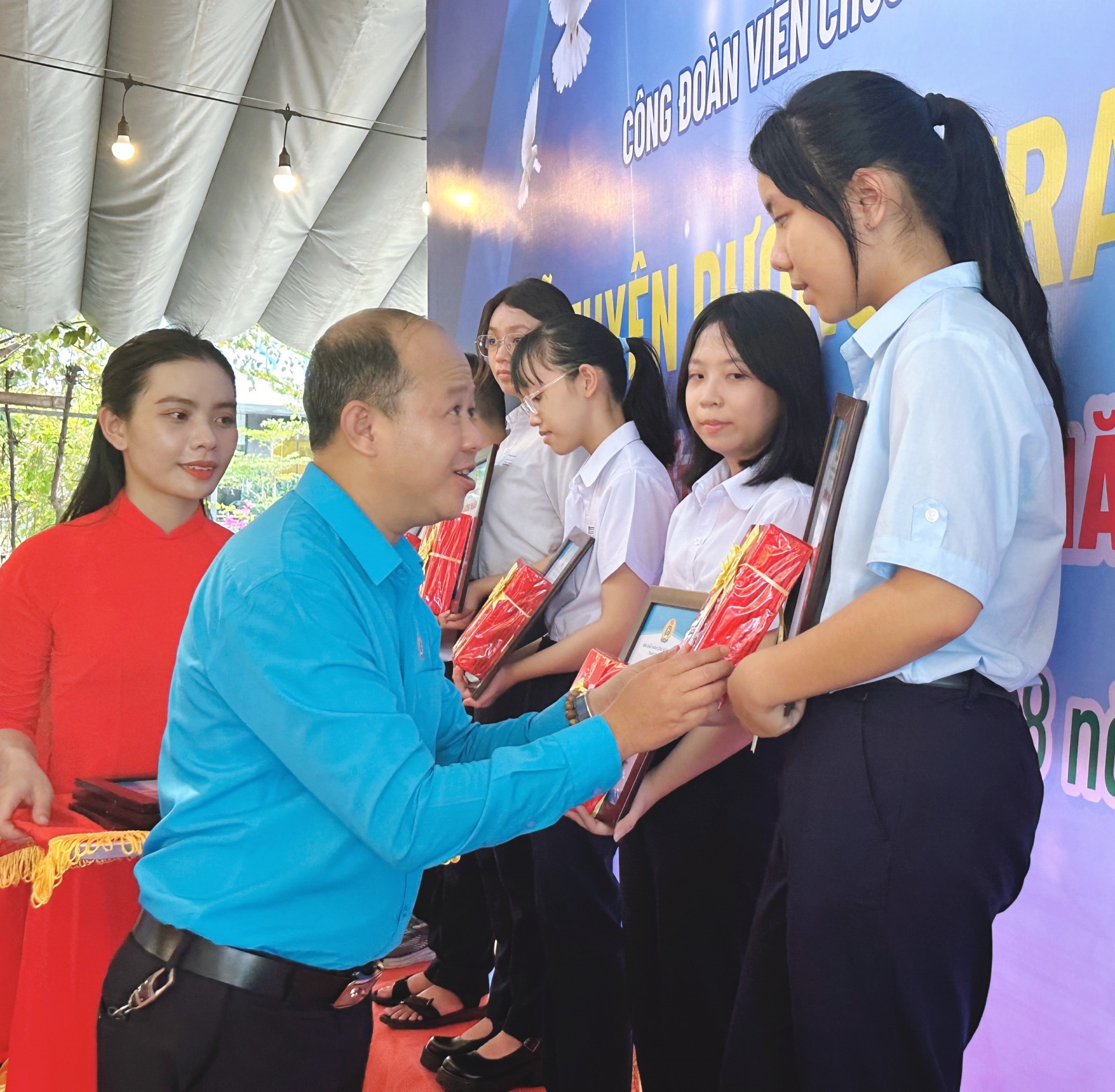 Công đoàn Viên chức Đà Nẵng trao 127 suất học bổng cho học sinh xuất sắc tiêu biểu