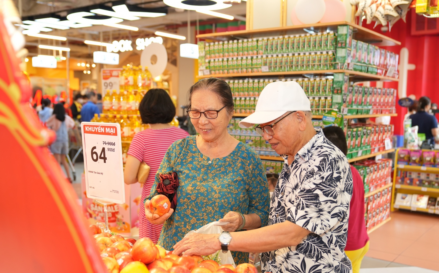 Đông đảo khách hàng dự “khai tiệc” mừng sinh nhật WinMart 9 tuổi