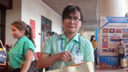 Món quà của công đoàn và niềm vui của nữ công nhân