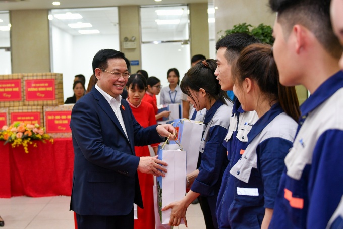 Công nhân tỉnh Bắc Giang vui mừng nhận quà Tết của Chủ tịch Quốc hội