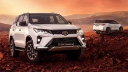 Toyota Fortuner hybrid đầu tiên ra mắt, động cơ dầu kèm điện