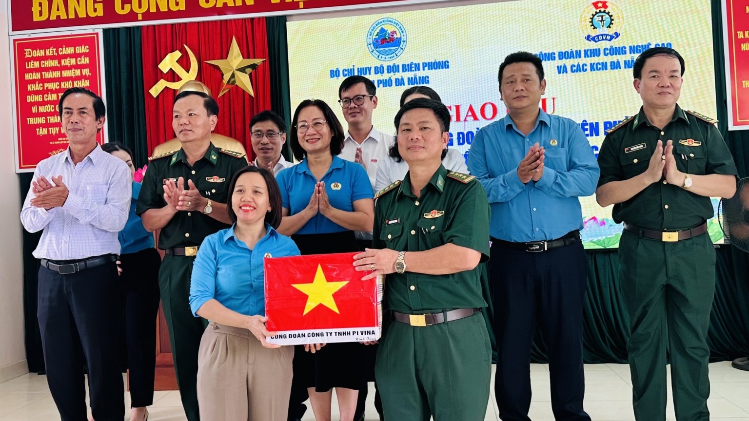 Đà Nẵng: Công đoàn tặng 1.000 lá cờ tổ quốc cho chiến sĩ Biên phòng và ngư dân bám biển