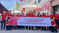 Agribank thực hiện hỗ trợ khách hàng thu thập sinh trắc học ngay tại quầy giao dịch