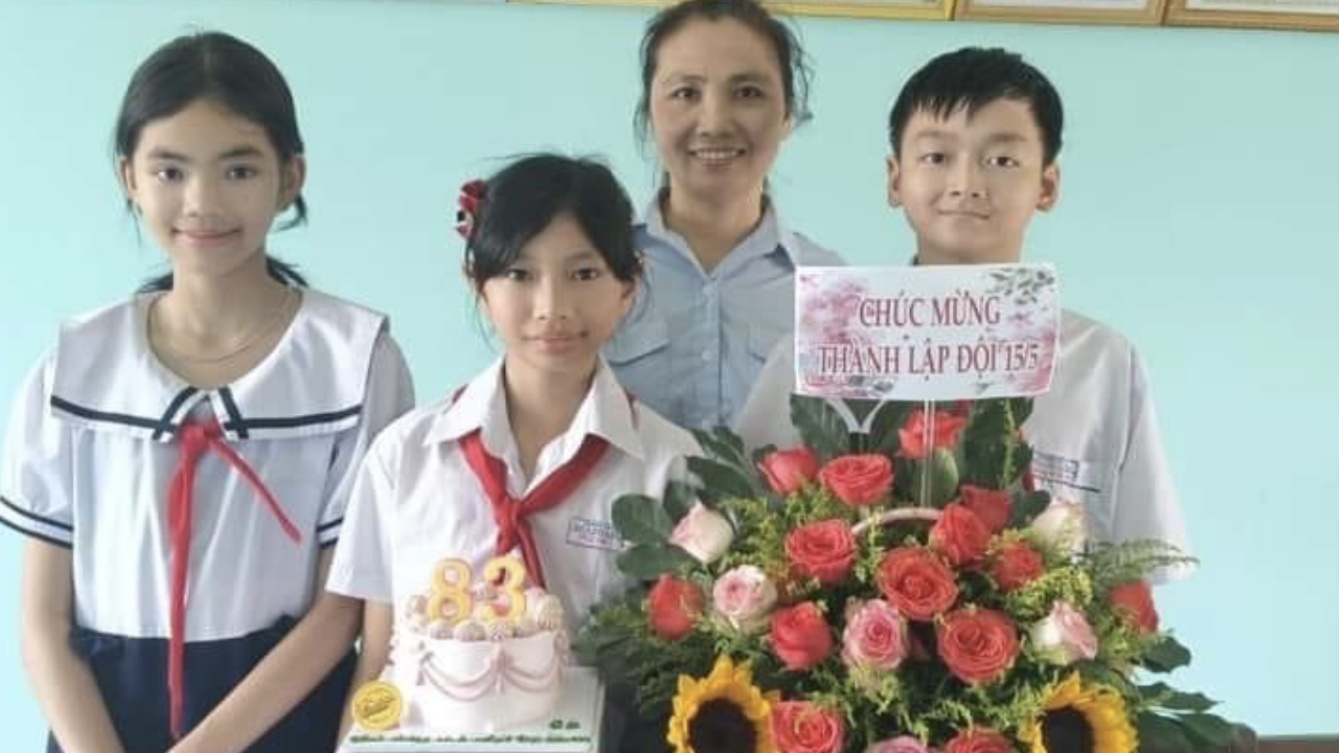 Cô giáo Trần Thị Sa - Tổng phụ trách đội giỏi của Trường Tiểu học số 2 Hoà Liên