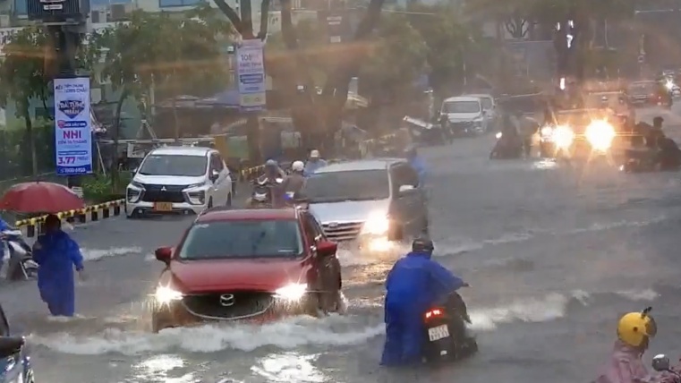 Đà Nẵng mưa lớn, người lao động gặp khó khăn khi đi làm