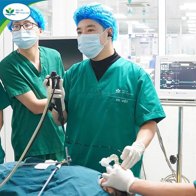 Cảnh báo nguy hiểm từ viên pin cúc áo: Bé trai 21 tháng tuổi suýt gặp nguy hiểm tính mạng