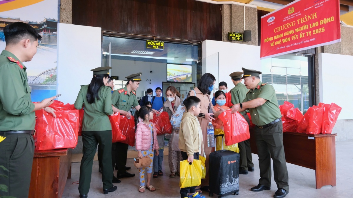 Công nhân lao động Đà Nẵng với “Hành trình Tết Công đoàn”: Ấm áp tình xuân