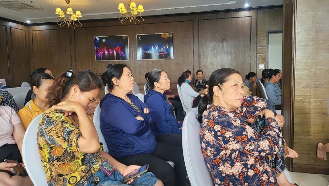 Người sản xuất dược liệu chăm chú nghe các chuyên gia chia sẻ kinh nghiệm.