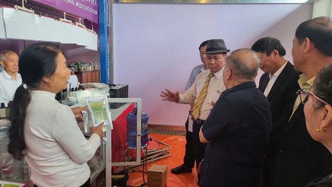 Trao đổi giữa người lf dược liệu và các chuyên gia đầu ngành.