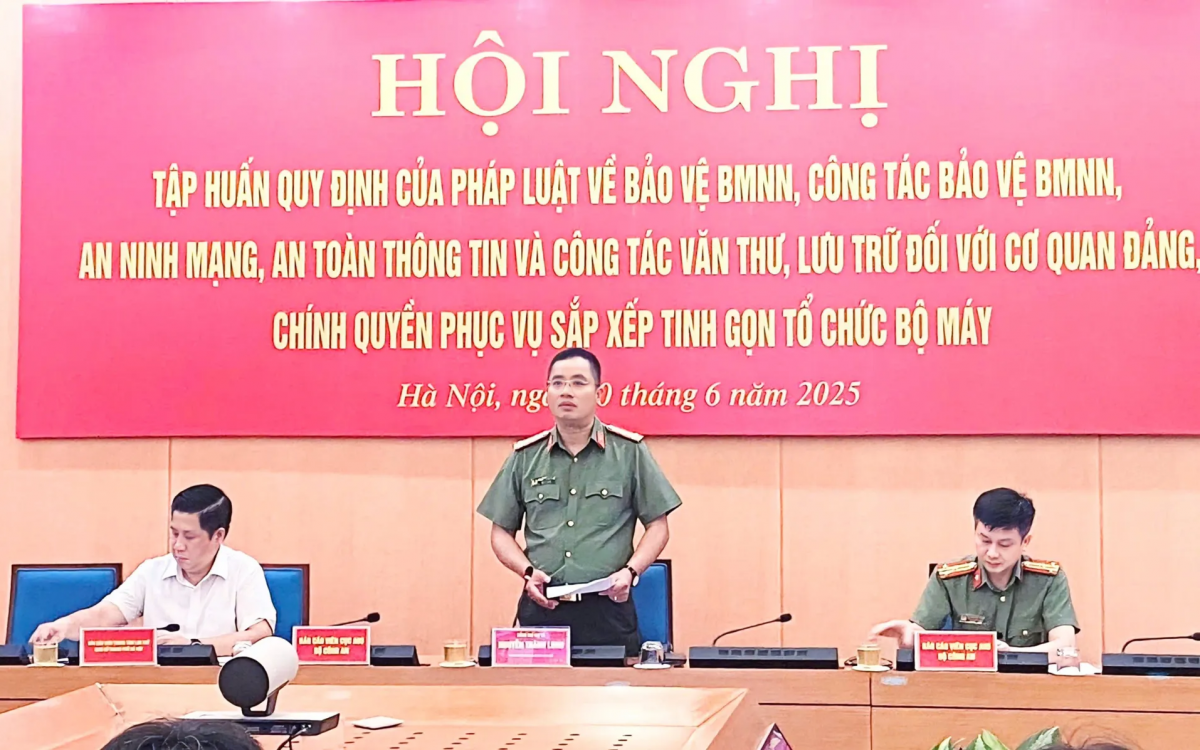 Đại tá Nguyễn Thành Long - Phó Giám đốc Công an thành phố Hà Nội - đại diện cơ quan Thường trực Ban Chỉ đạo bảo vệ bí mật Nhà nước thành phố Hà Nội phát biểu tại Hội nghị.