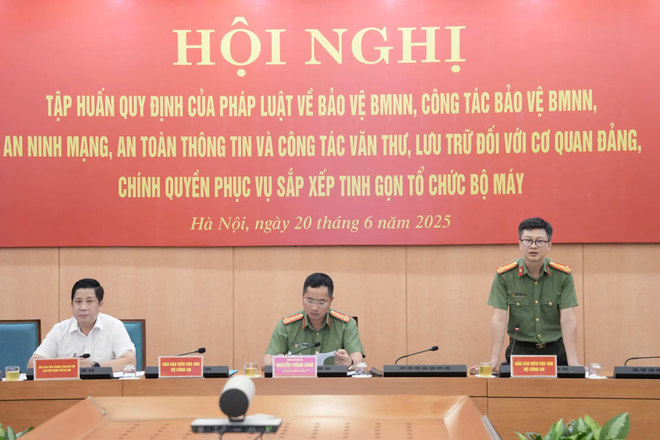 Các báo cáo viên trình bày chuyên đề tại Hội nghị.