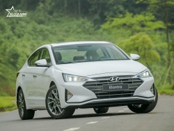 Hyundai Elantra đang giảm sốc tại đại lý
