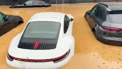 Đau lòng hơn chục chiếc Porsche bị ngâm dưới dòng nước lũ