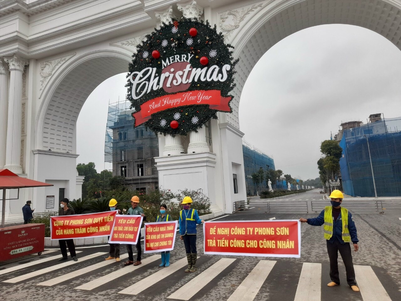 "Chúng tôi mong nhận tiền lương để trả bớt nợ nần"