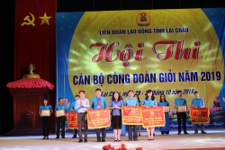 trao hoc bong va dong vien con cong nhan kho khan hoc gioi