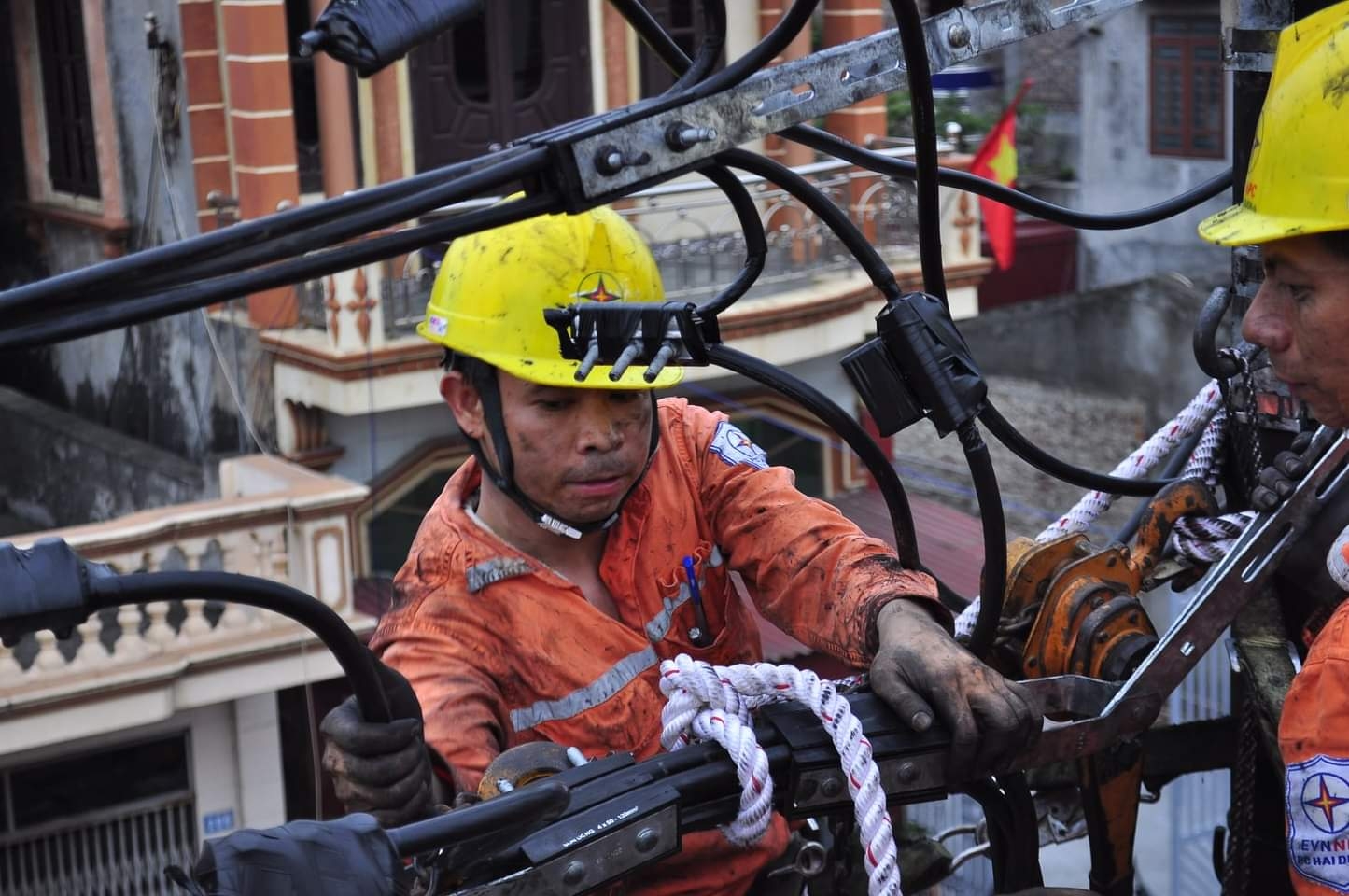 “Càng khó khăn càng phải thi đua”