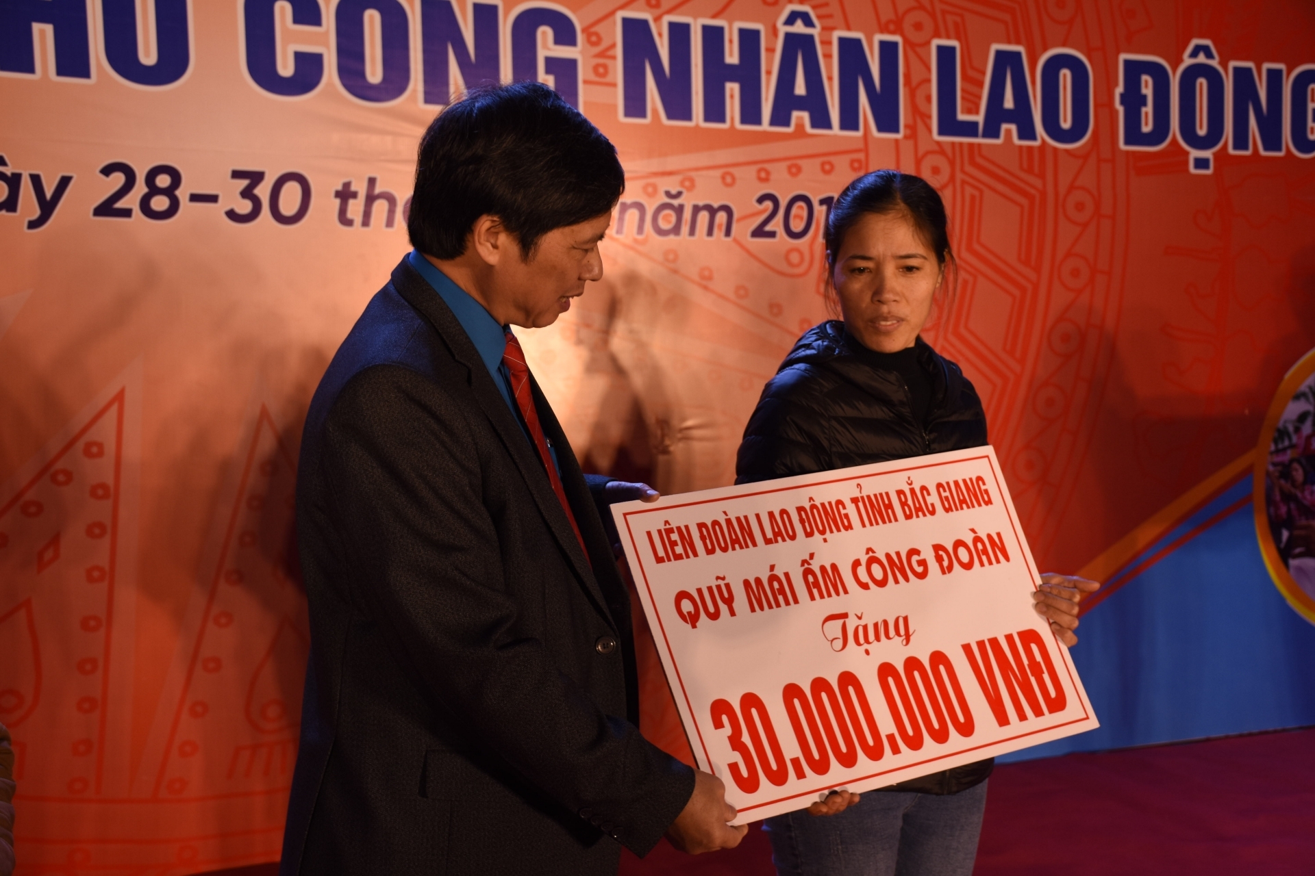 “Gian hàng 0 đồng” và tặng 3.000 suất quà cho công nhân khó khăn