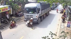 sang duong ngay truoc mui container be trai khien nhieu nguoi thot tim