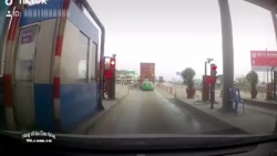 Clip: "Ăn bám" container, taxi trốn vé khi qua trạm thu phí và cái kết