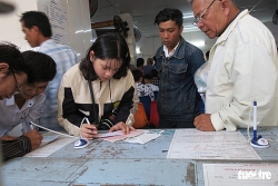 Hàng trăm người dân đổ xô đi làm chứng minh thư nhân dân trong ngày nghỉ Tết