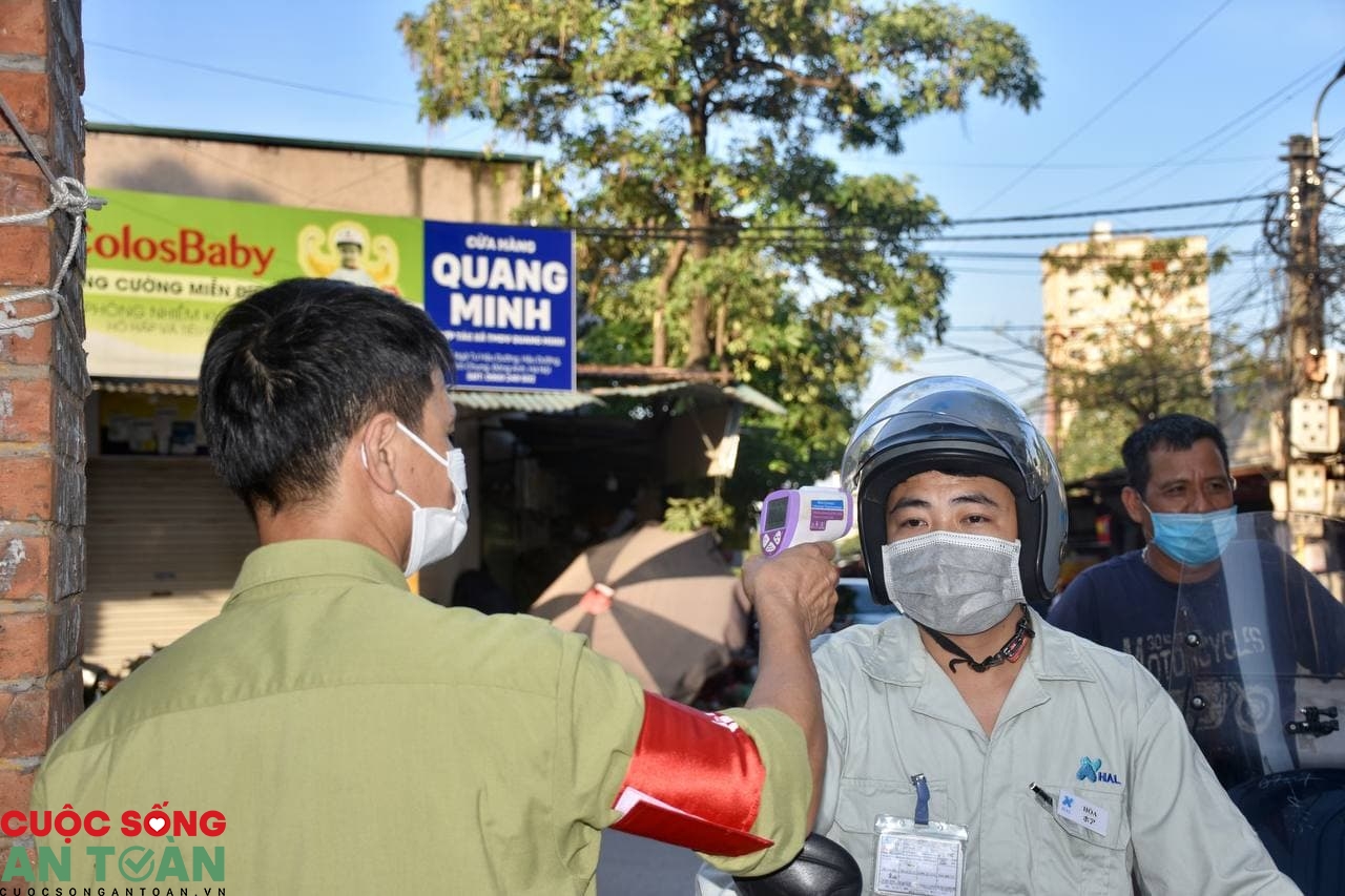 Xét nghiệm Covid-19 cho tất cả đối tượng đến Bệnh viện Bệnh Nhiệt đới Trung ương