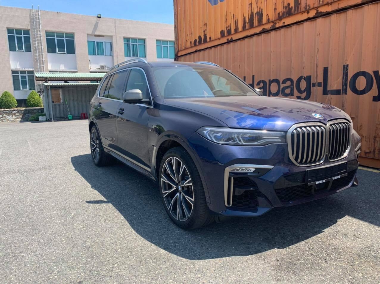 BMW X7 phiên bản M50i giá trên 10 tỷ đồng có mặt tại Việt Nam