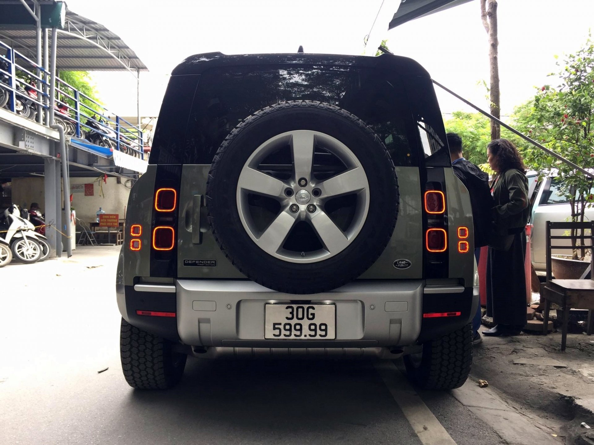 land rover defender da u tien vie t nam co bie n so tu quy 9