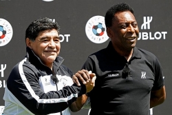 Pele hẹn Maradona cùng chơi bóng trên thiên đường, Napoli đổi tên sân để tri ân