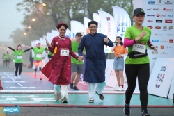 Mặc áo dài chạy marathon liệu có phản cảm?