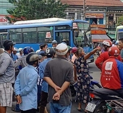 Tài xế xe buýt hung hãn đâm trọng thương thanh niên chạy Grab bị đình chỉ công tác