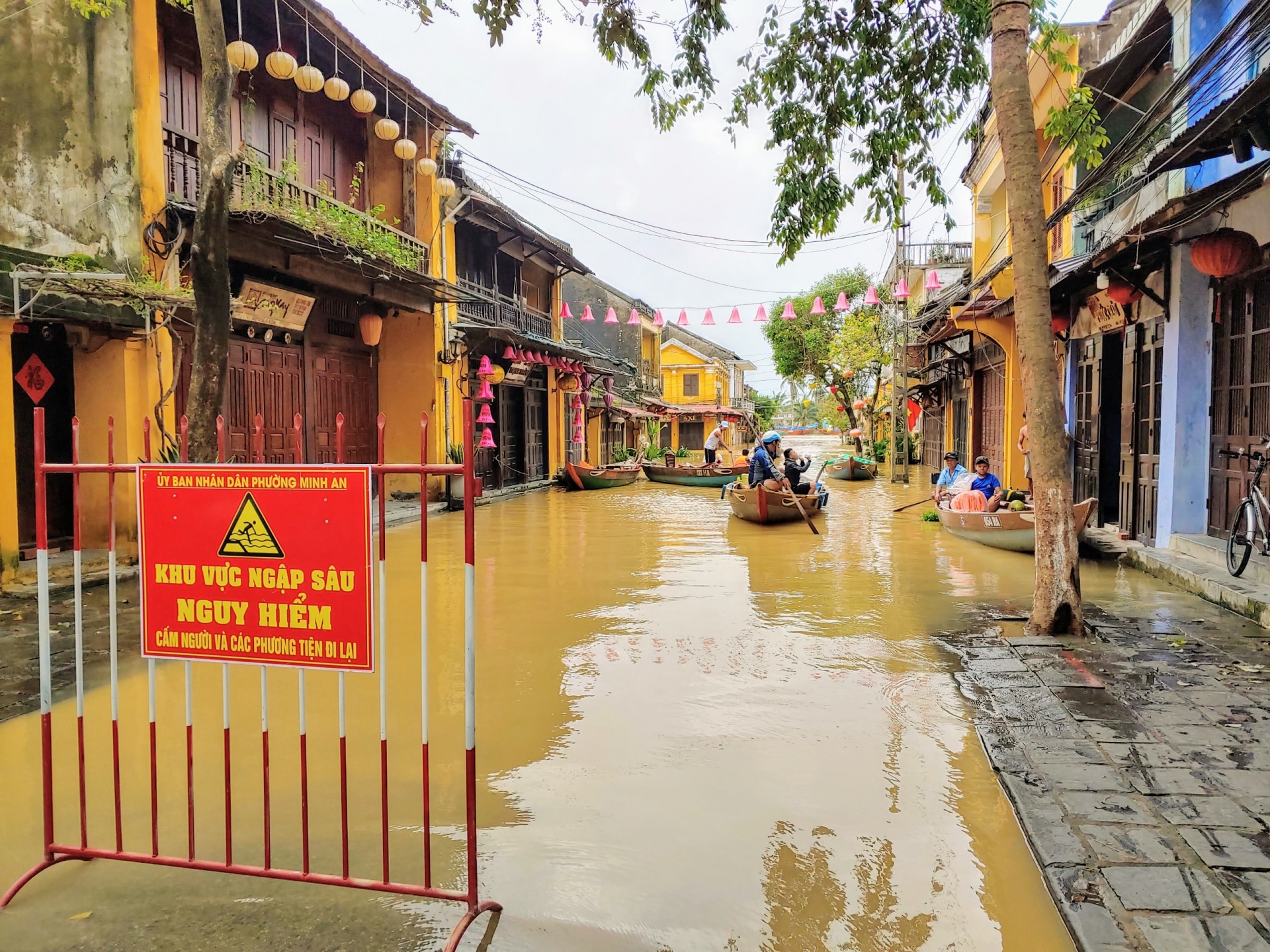 Mưa lớn nhiều ngày, người dân Hội An lại tiếp tục chạy lũ