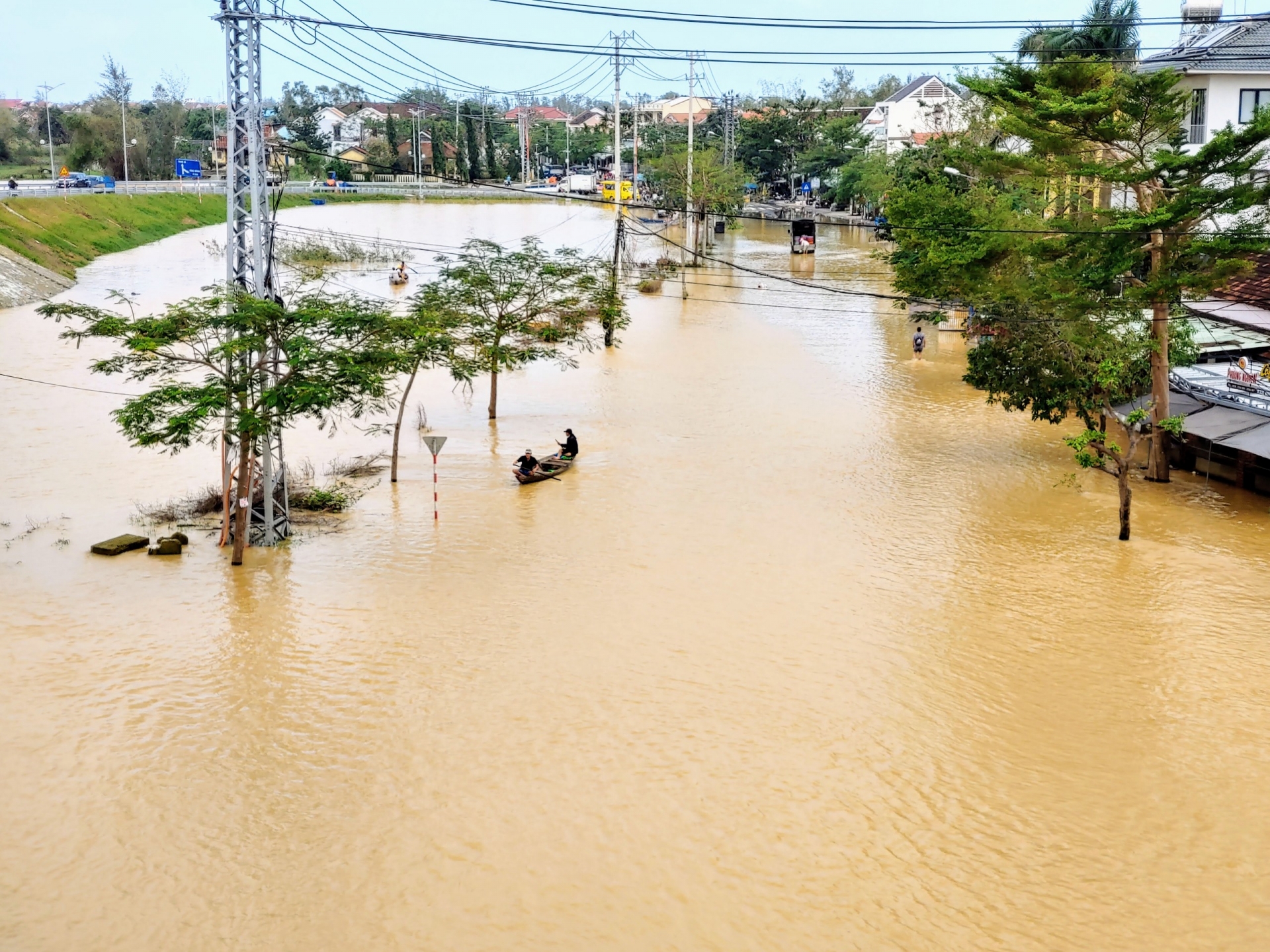 Mưa lớn nhiều ngày, người dân Hội An lại tiếp tục chạy lũ