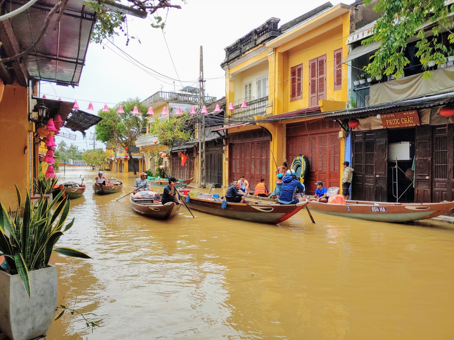 Mưa lớn nhiều ngày, người dân Hội An lại tiếp tục chạy lũ