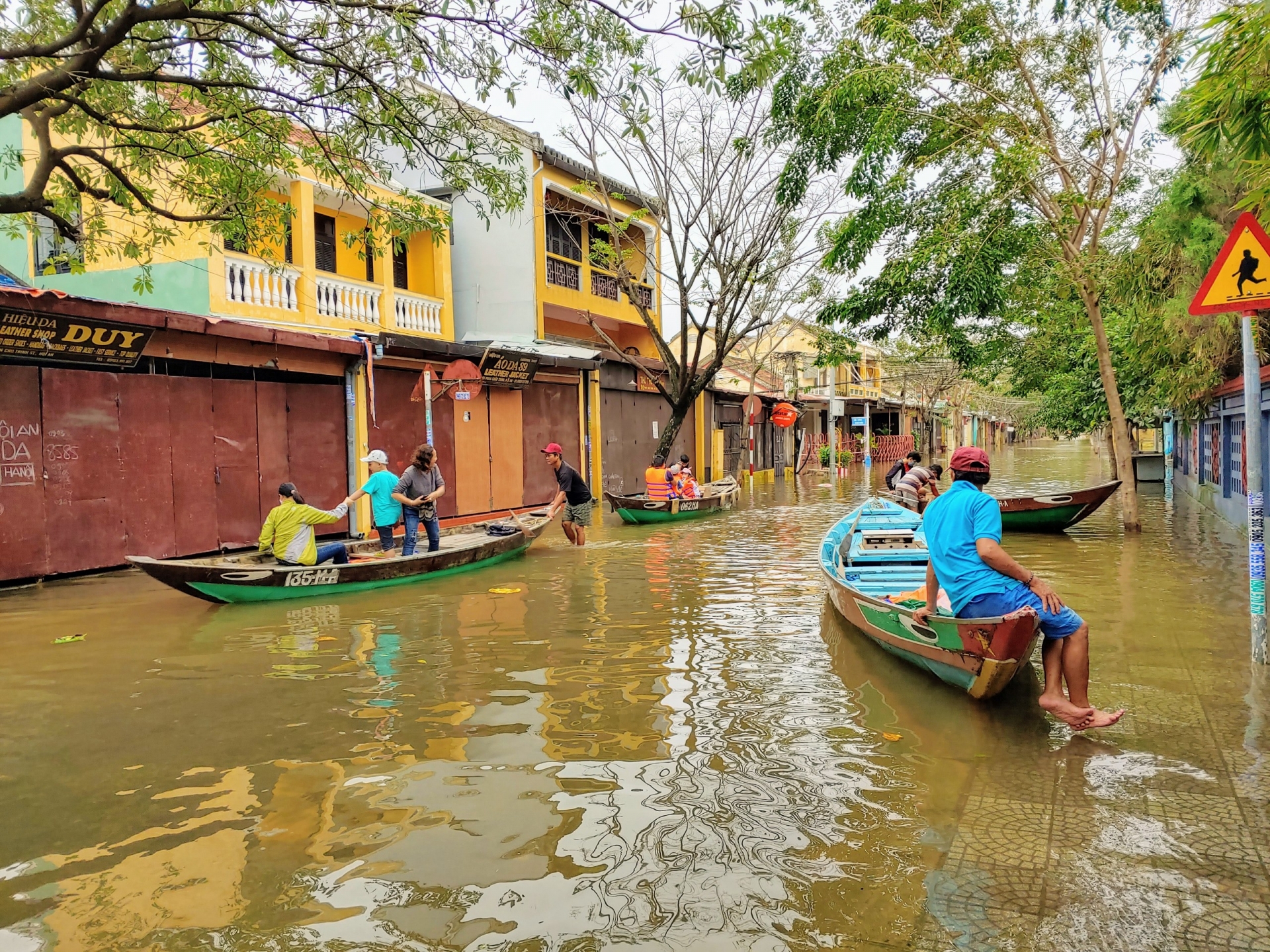 Mưa lớn nhiều ngày, người dân Hội An lại tiếp tục chạy lũ