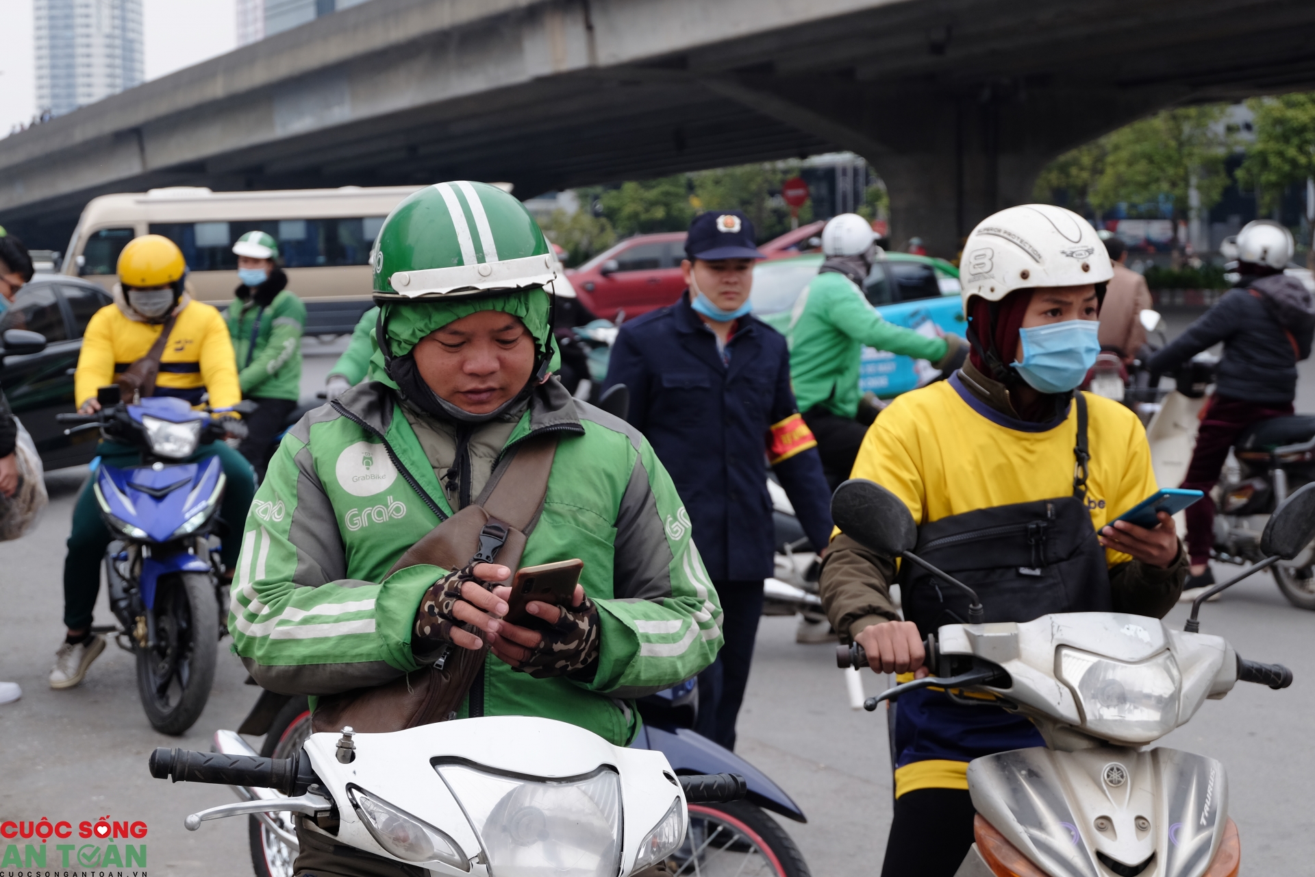 Người lao động lỉnh kỉnh quà quê trở lại Thủ đô sau kỳ nghỉ Tết