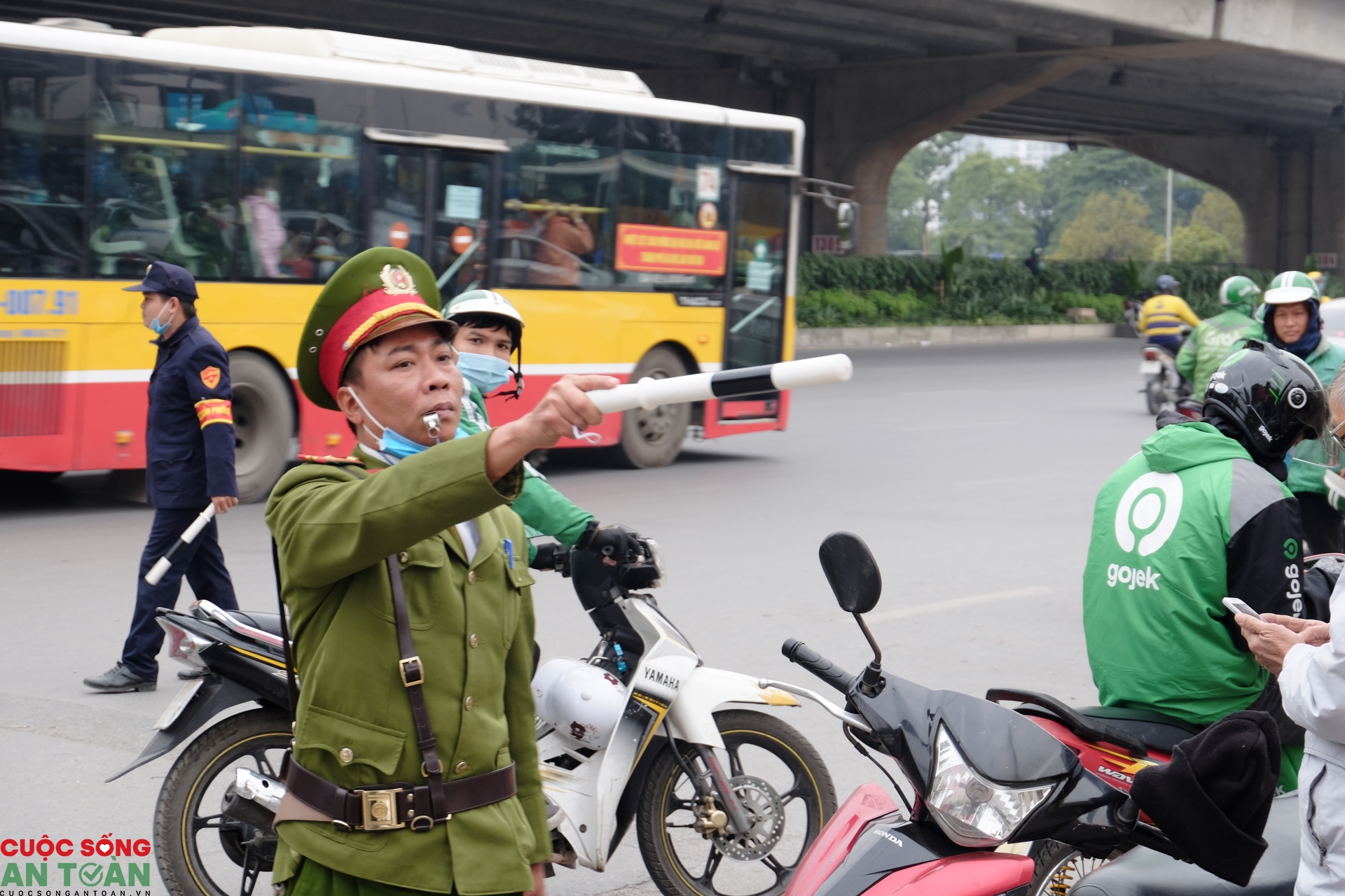 Người lao động lỉnh kỉnh quà quê trở lại Thủ đô sau kỳ nghỉ Tết