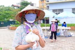 Những túi gạo gói cả sự yêu thương tại khu nhà ở công nhân Kim Chung