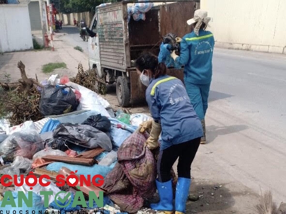 Công nhân vệ sinh môi trường ở Hà Nội bị nợ lương – Bài 1: Những cảnh đời cùng quẫn